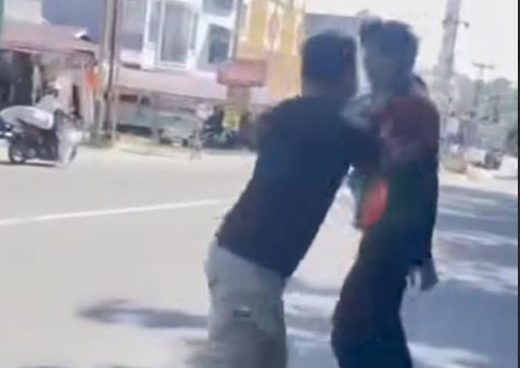 Viral Pengendara Mobil di Pekanbaru Baku Hantam dengan Jukir gegara Uang Rp2.000