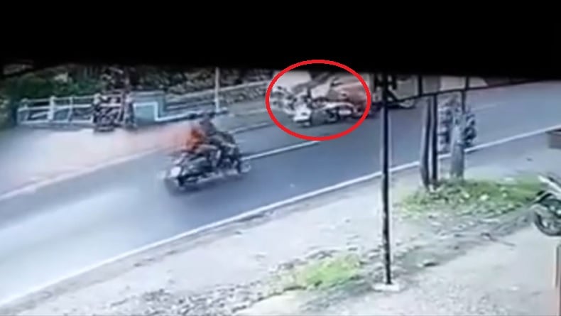 Detik-Detik Kecelakaan di Maros Terekam CCTV, Pemotor Vespa Terpental Usai Tabrakan dengan Mobil