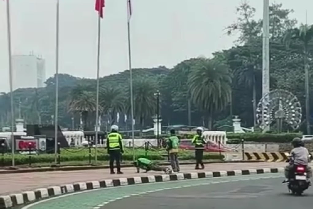Viral 2 Driver Ojol Dihukum Push Up, Diduga Serobot Konvoi PM China di Patung Kuda