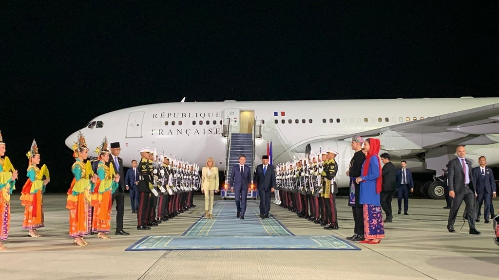 Presiden Prancis Emmanuel Macron Tiba di Indonesia, Disambut Menhan Sjafrie Sjamsoeddin