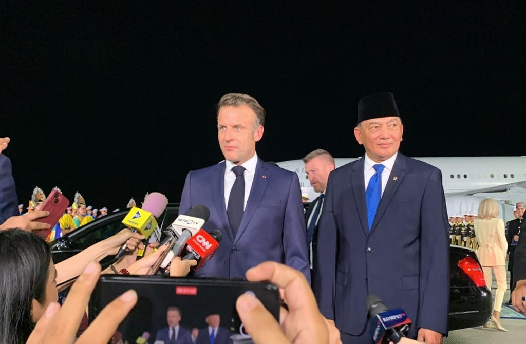 Presiden Prancis Emmanuel Macron saat Tiba di Indonesia: Negara Kalian Indah