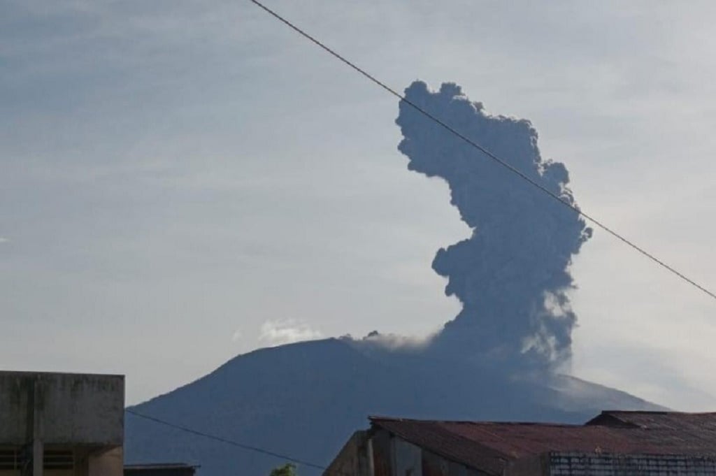 Gunung Marapi Erupsi, Hujan Abu Guyur Tanah Datar dan Warga Krisis Masker Medis