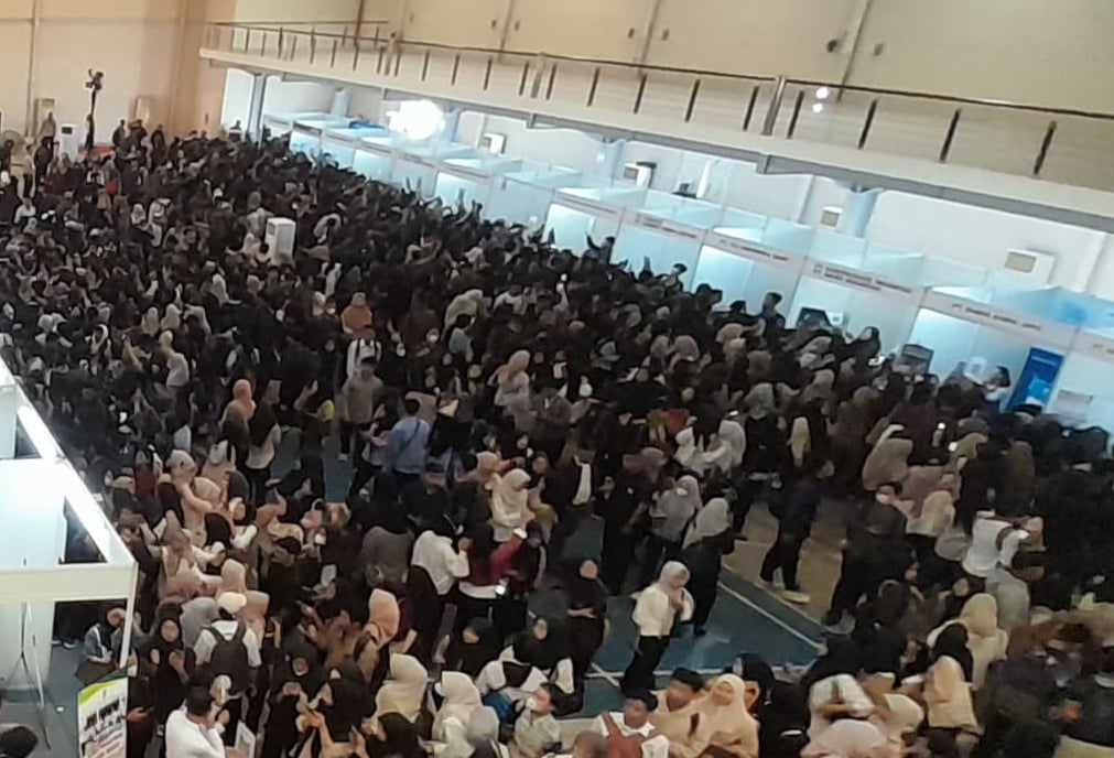 Job Fair Bekasi Membludak, Banyak Pencari Kerja yang Pingsan gegara Berdesakan