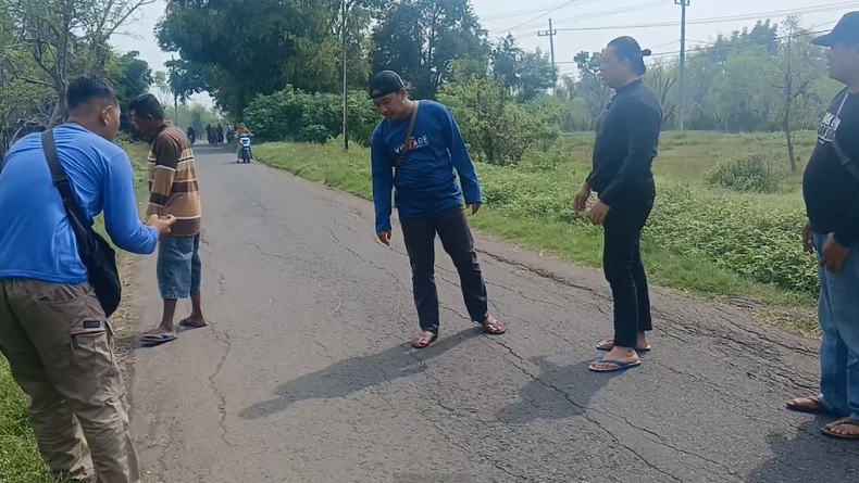 Polisi Olah TKP Emak-Emak Tertembak Peluru Nyasar di Pasuruan