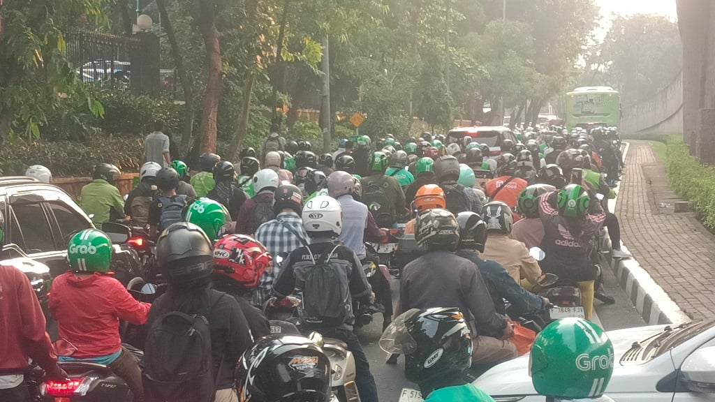 Jalan Gatot Subroto Arah Senayan-Blok M Ditutup Sementara Imbas Macet Parah