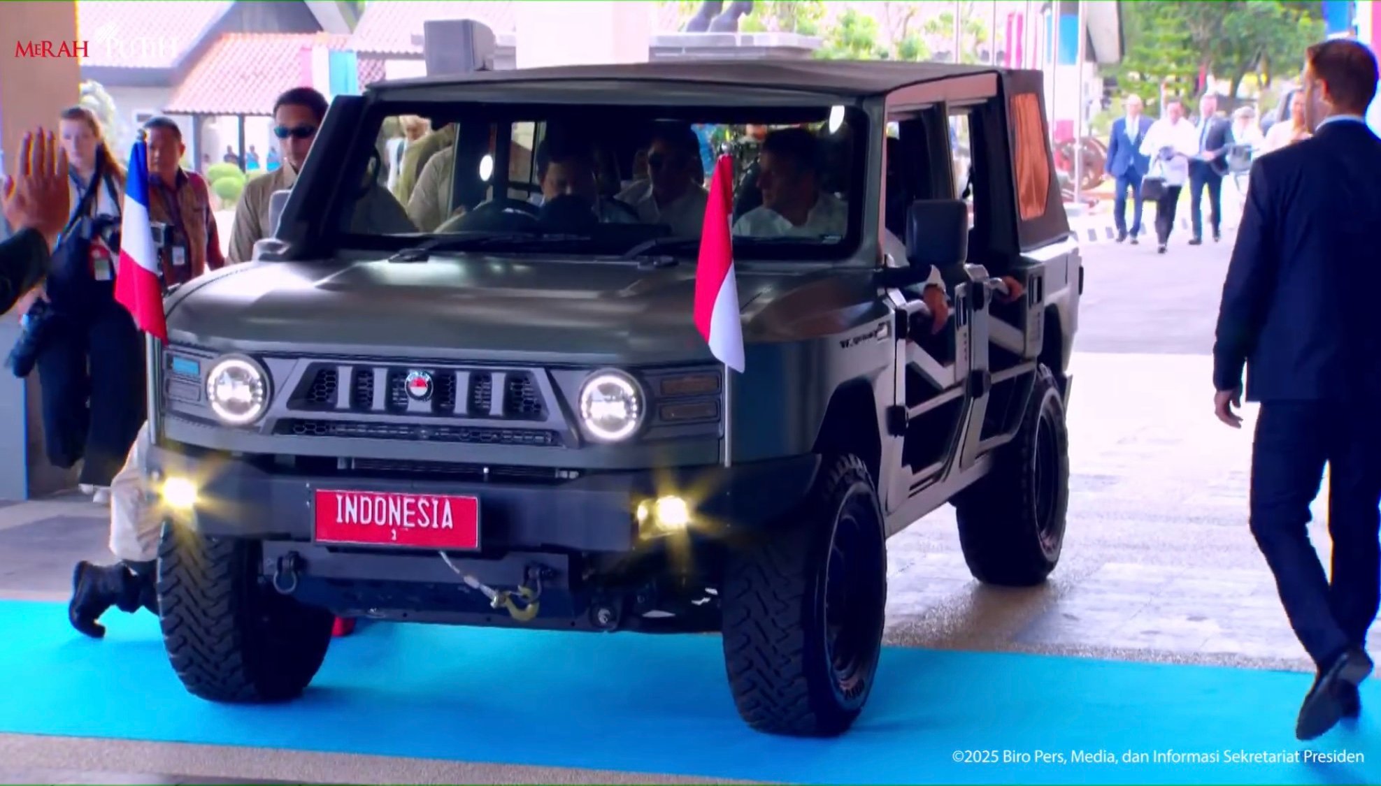 Bukan Mobil Mewah, Presiden Prabowo dan Macron Keliling Akmil Magelang Naik Pindad Maung