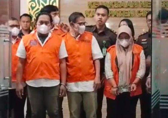 Penampakan 7 Tersangka Kasus Korupsi Proyek Jalan saat Ditahan Kejari Cirebon