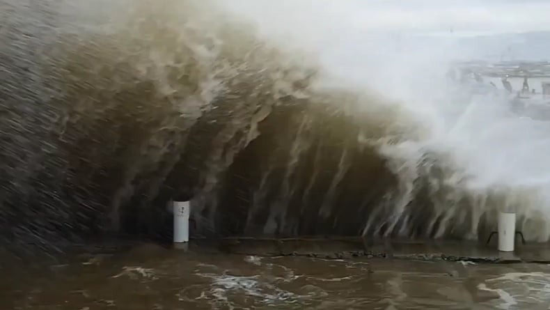 Tanggul Laut Jebol Diterjang Gelombang Tinggi, 300 Rumah di Lampung Terendam Banjir