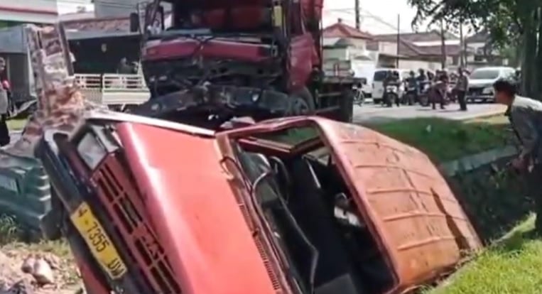 Truk Rem Blong Tabrak Angkot hingga Terjun ke Sungai di Sidoarjo, 2 Luka-Luka
