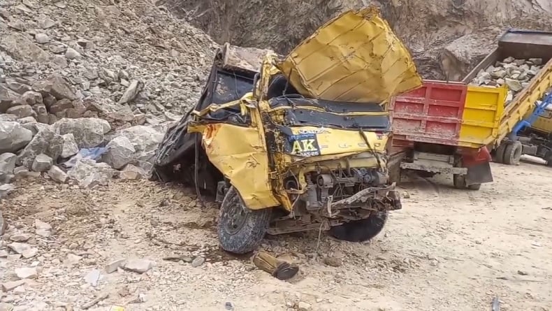 Penampakan Sejumlah Kendaraan Rusak Parah Tertimpa Longsor Tambang Gunung Kuda Cirebon