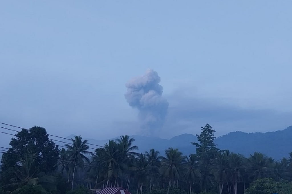 Gunung Dukono Meletus Dahsyat Pagi Ini, Kolom Abu Capai 1,5 Km ke Langit