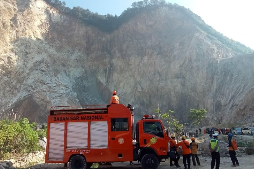 Tim Gabungan Kerahkan Alat Berat Cari 8 Korban Tertimbun Longsor Tambang Gunung Kuda