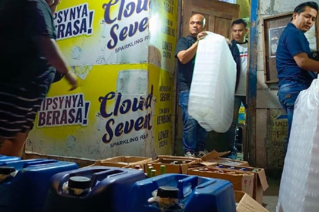 Polisi Gerebek Toko Miras di Bandung, Ribuan Botol dan Jeriken Ciu Disita