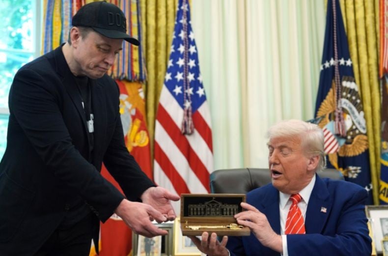 Momen Keakraban Trump dan Elon Musk saat Perpisahan, Beri Hadiah Kunci Emas