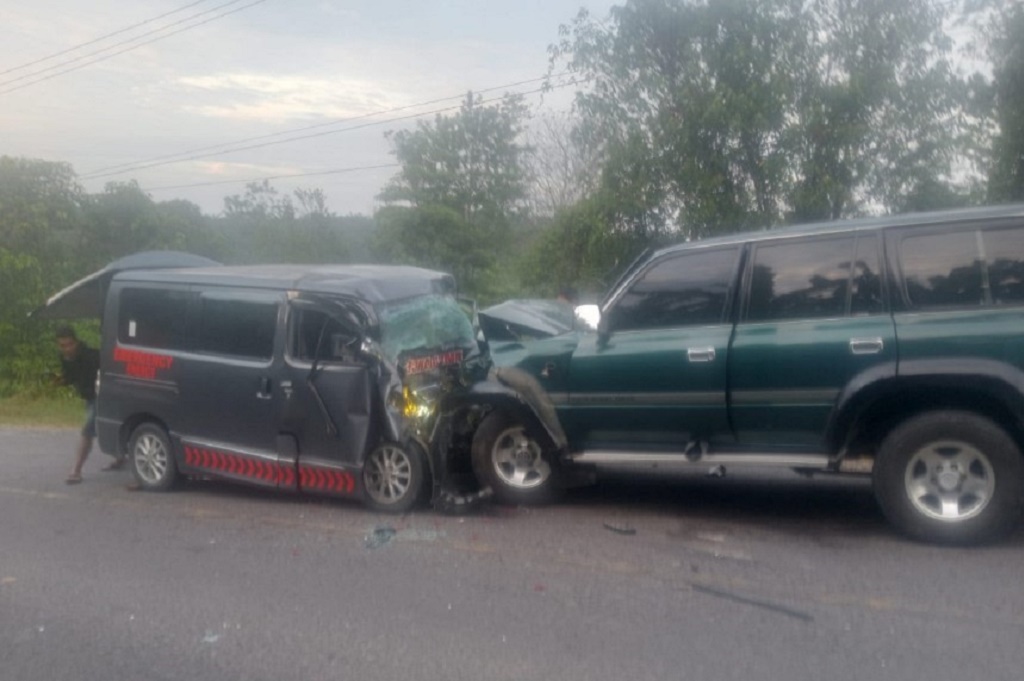 Kecelakaan Ambulans Ditabrak Land Cruiser di Pelalawan: Sopir dan Pasien Tewas, Dokter Luka