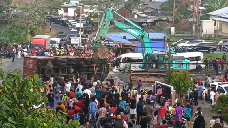 TKP 6 Kendaraan Kecelakaan Beruntun di Taput, Truk Tanpa Rem Melaju di Jalan Menurun