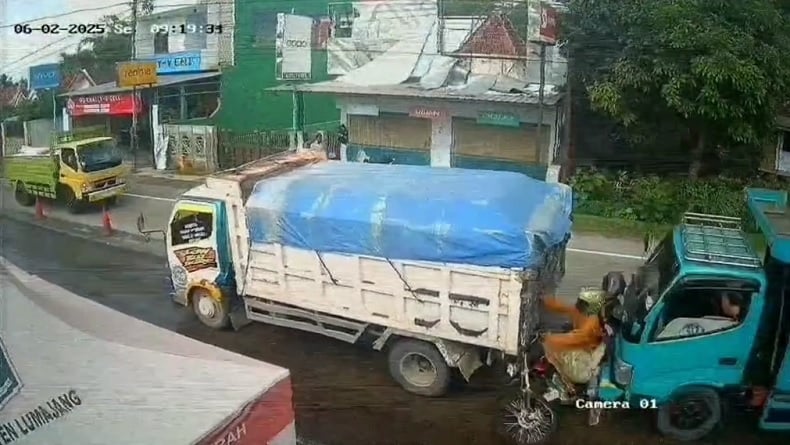 Detik-Detik Kecelakaan Tragis di Lumajang Terekam CCTV, 2 Pemotor Tewas Tergencet Truk 