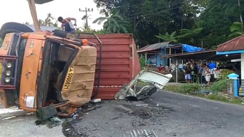 Kecelakaan Beruntun di Taput, Truk Kontainer Rem Blong Tabrak 5 Mobil