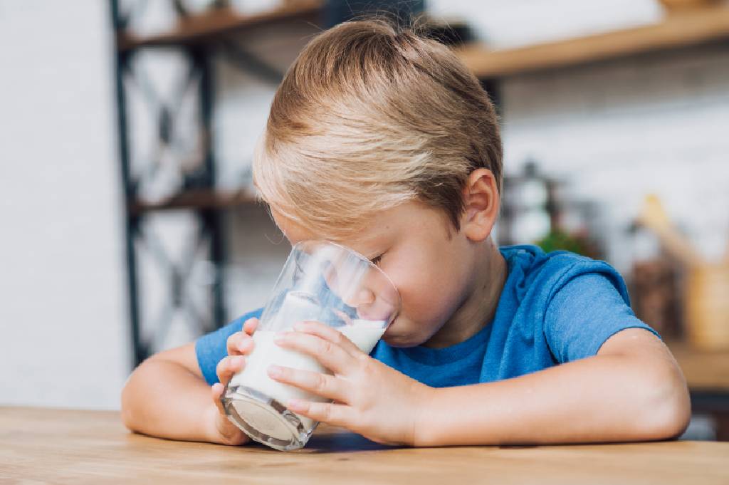 Dokter Peringatkan Minum Susu 2 Liter Sehari Berbahaya untuk Anak