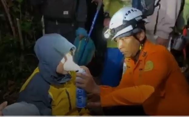 Tim SAR Evakuasi 35 Pendaki di Bukit Padang karena Hipotermia, 5 di Antaranya Anak-Anak