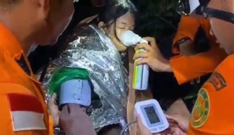 Momen Dramatis Tim SAR Evakuasi 35 Pendaki di Bukit Pading karena Hipotermia