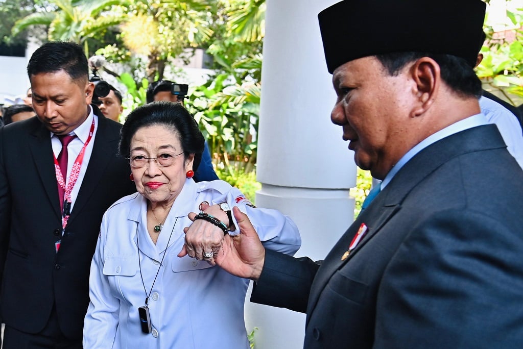 Momen Hangat Prabowo Gandeng Tangan Megawati di Gedung Pancasila