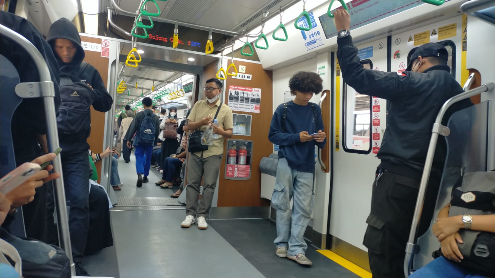 Pengalaman Naik KRL Baru Made in China: Canggih Banget! 
