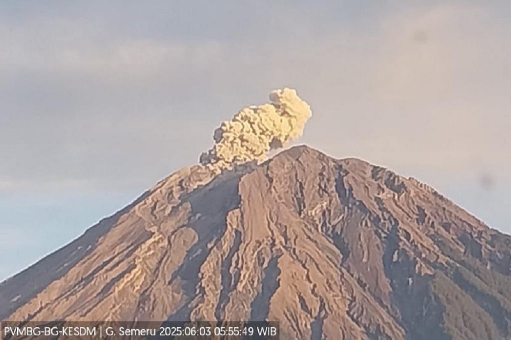 Gunung Semeru Erupsi Pagi Ini, Kolom Abu Capai 1.000 Meter di Atas Puncak