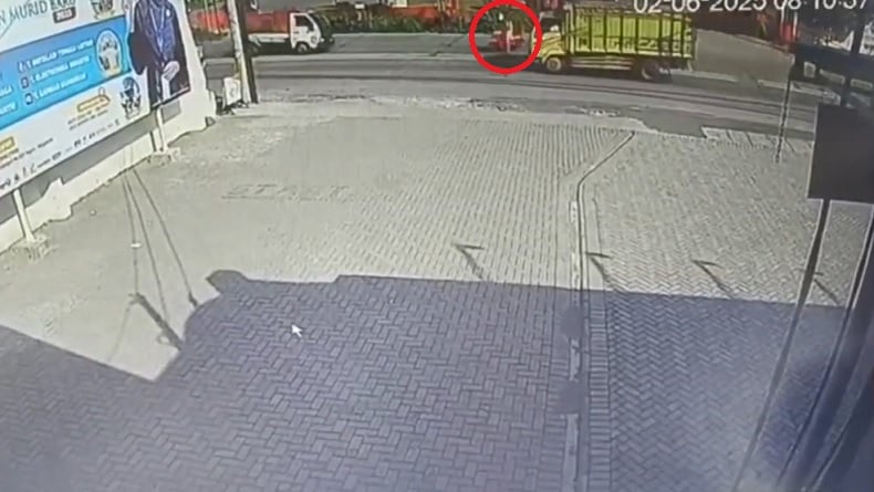 Kecelakaan Tragis di Mojokerto Terekam CCTV, Pemotor Usai Isi BBM Tewas Terlindas Truk