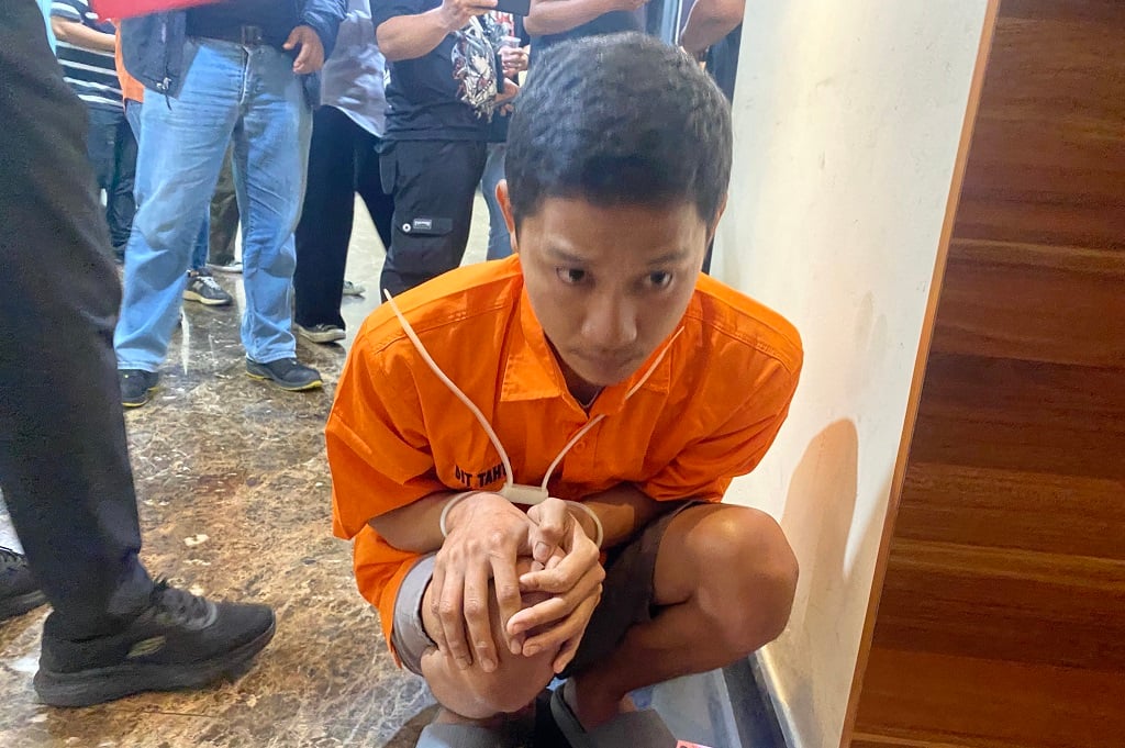 Tampang Pembunuh Bos Toko Sembako di Bekasi, Kini Tertunduk Lesu