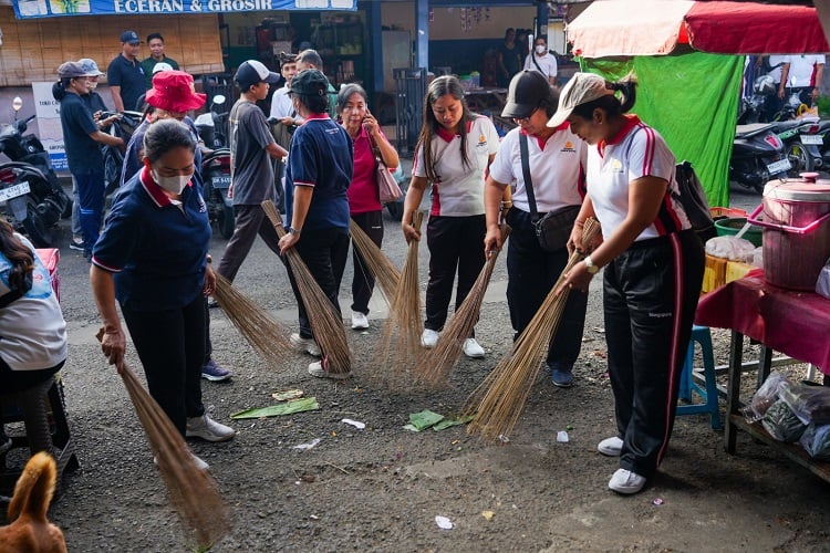 Hari Lingkungan Hidup Sedunia, Diskop UKMP Badung Gelar Aksi Bersih Pasar