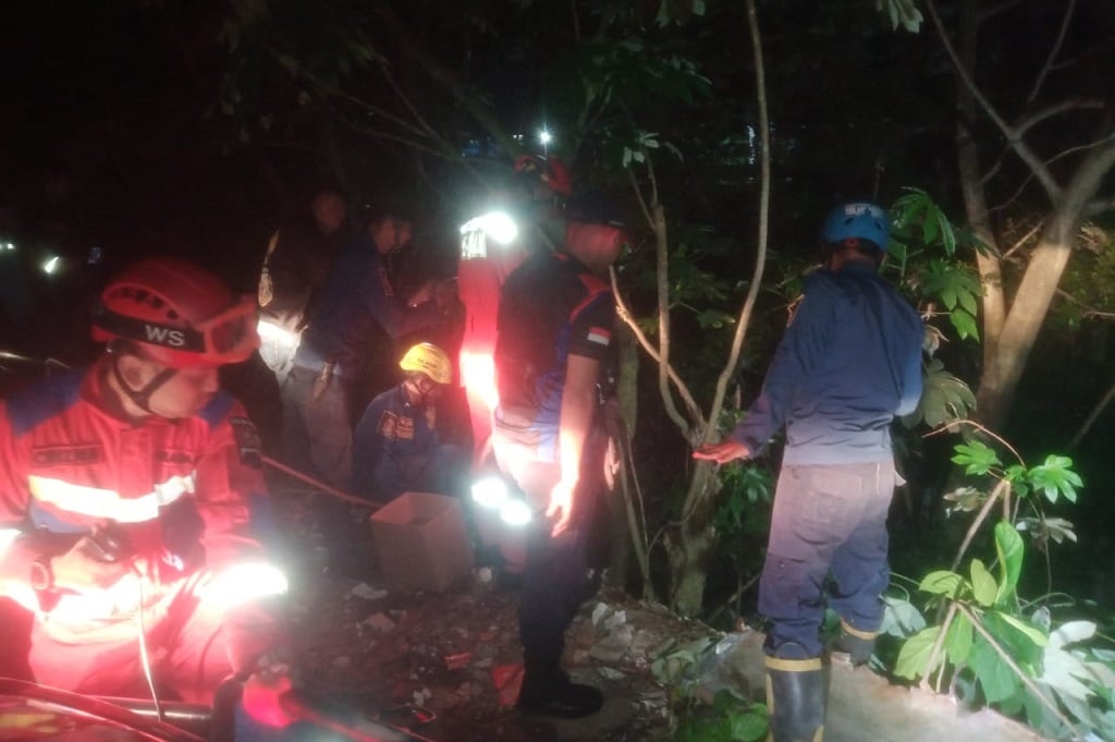 Apes! Pemotor Terjun ke Sungai di Bogor gegara Gas Motornya Rusak
