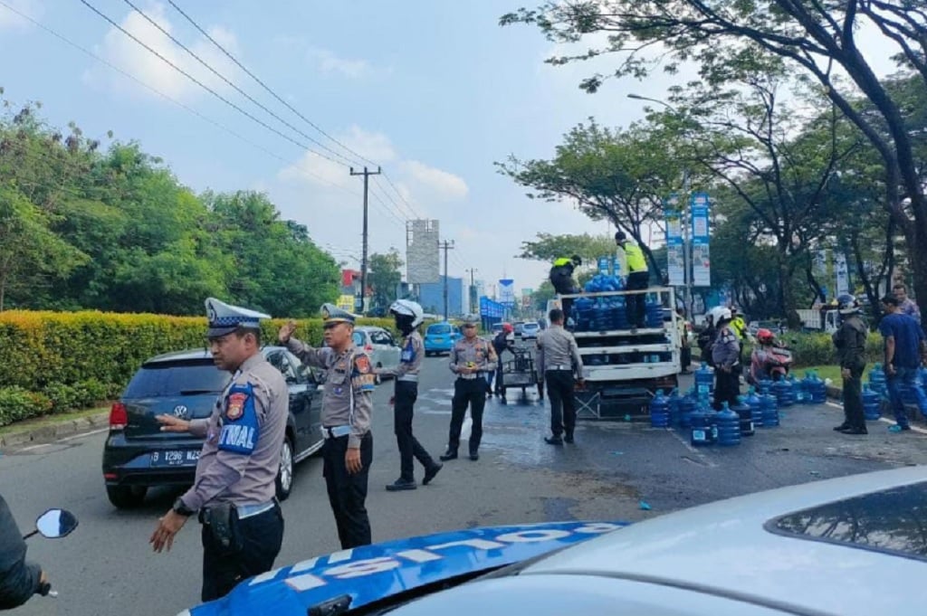 Truk Pengangkut Galon Terguling di Tangsel, Sopir dan Kernet Terluka