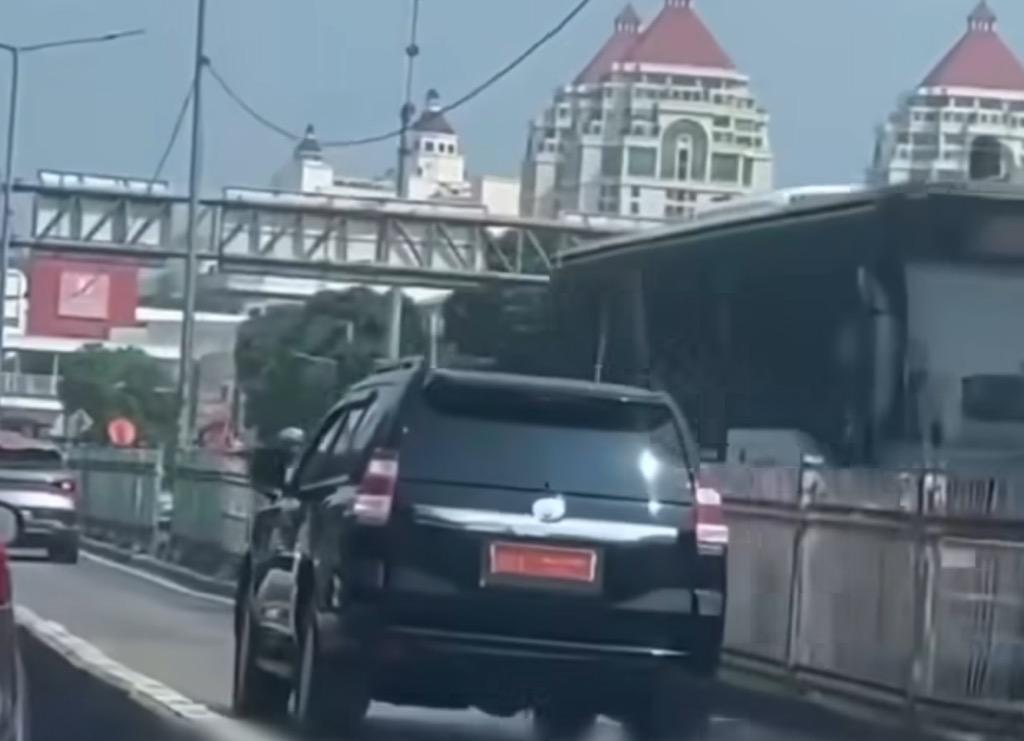 Viral Mobil Dinas Masuk Jalur TransJakarta, Polisi Malah Beri Hormat