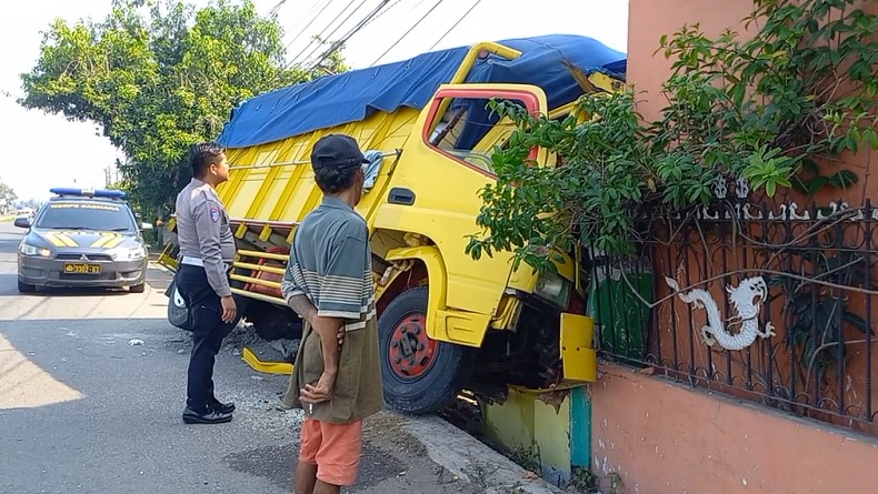 Detik-Detik Truk Beras Tabrak Rumah Warga di Jombang Terekam CCTV, Sempat Oleng