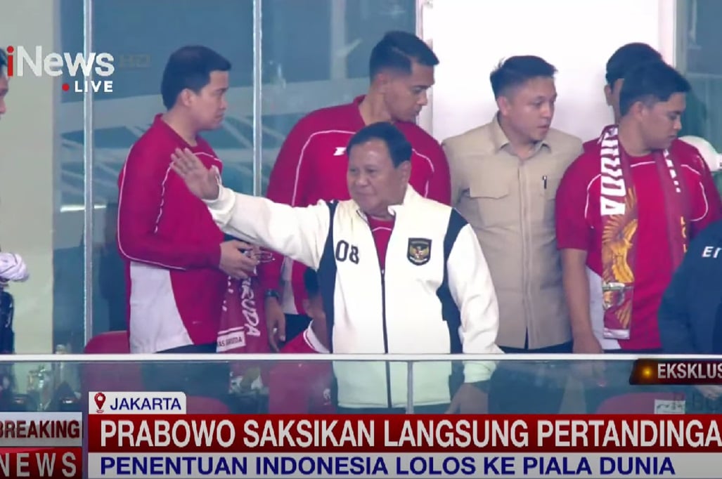 SUGBK Bergetar, Prabowo Ikut Nyanyi Rumah Kita Bareng Suporter Dukung Timnas