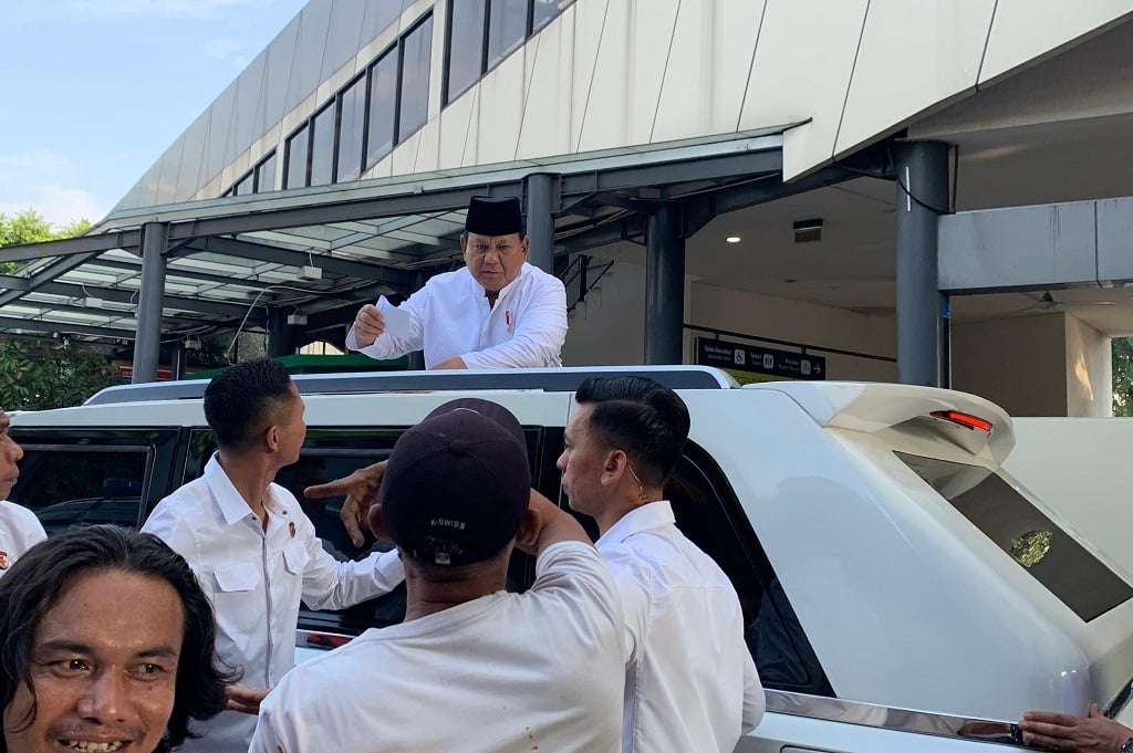 Momen Prabowo Bagi-bagi THR ke Warga usai Salat Id di Masjid Istiqlal