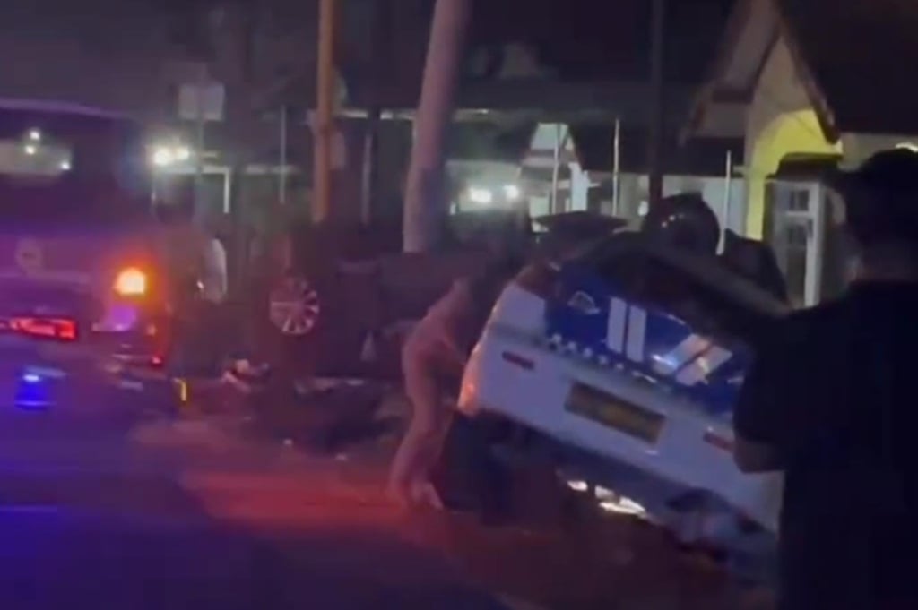 Kejar-kejaran Berujung Kecelakaan, 2 Mobil Polisi dan Ertiga Tabrak Rumah Warga di Bangkalan