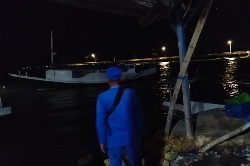 Kapal Karam di Pelabuhan Dungkek Sumenep, Muatan Sembako Terombang-ambing