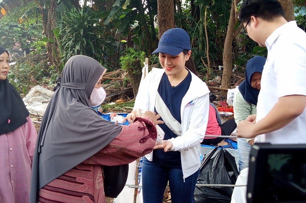 Angela Tanoesoedibjo dan Pimpinan DPP Perindo Berbagi Daging Kurban ke Warga Simprug