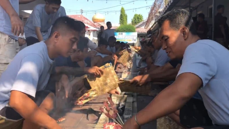 Momen Idul Adha, Ratusan Narapidana Lapas Mojokerto Bakar Sate Massal