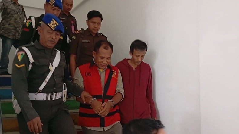 Tersangka Korupsi, Mantan Pejabat BUMD Bangkalan Gunakan Rompi Tahanan Tangan Diborgol