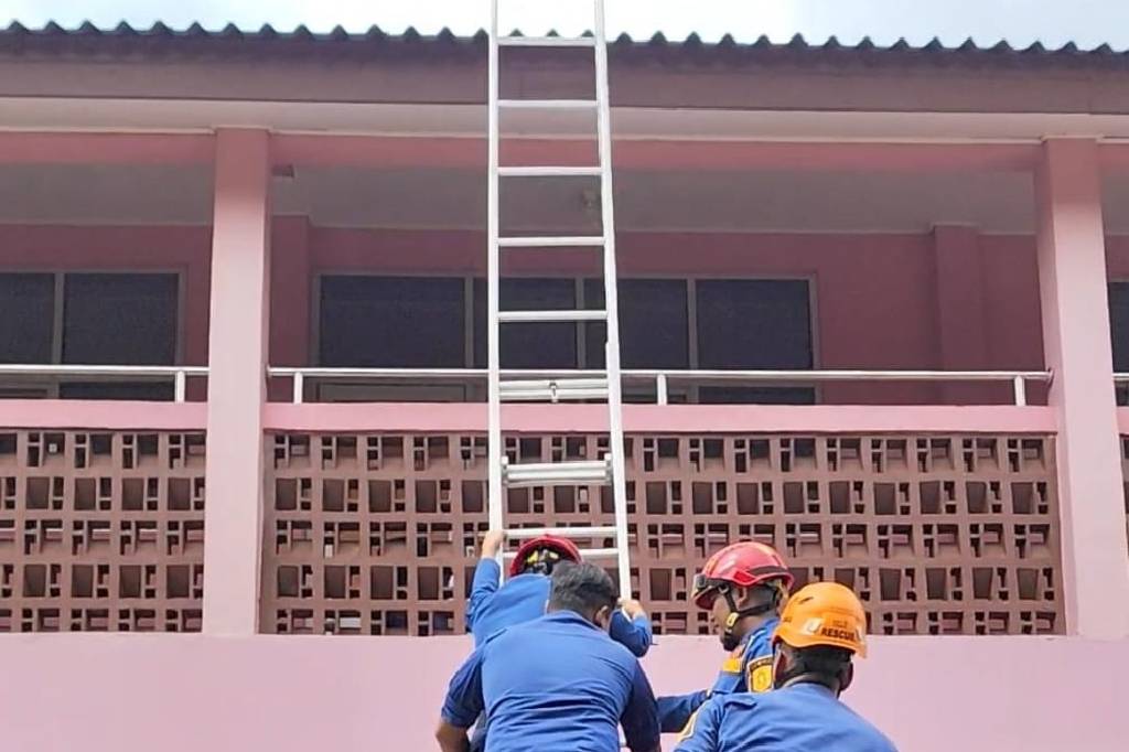 Aksi Heroik Damkar Bogor, Panjat Atap Sekolah Ambil Kunci Motor Guru yang Nyangkut