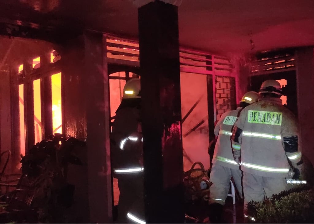Kebakaran Hebat di Kramat Jati Hanguskan 4 Rumah dan 1 Mobil 