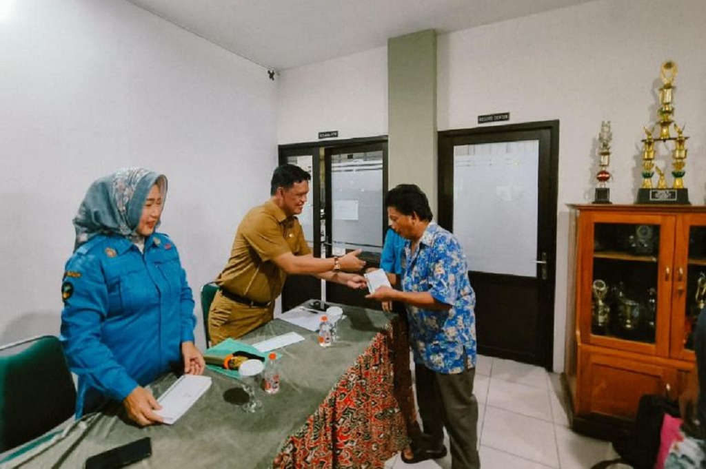 Viral! Janji Kerja di Pabrik Mobil Listrik Gagal Total, 25 Warga Cirebon Telantar di Subang