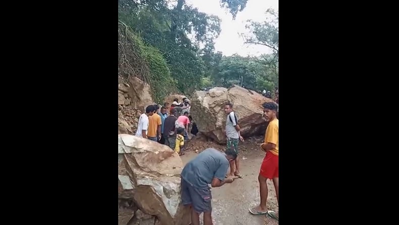 Longsor di Ende Tutup Ruas Jalan Trans Flores, Bebatuan Besar Melintang