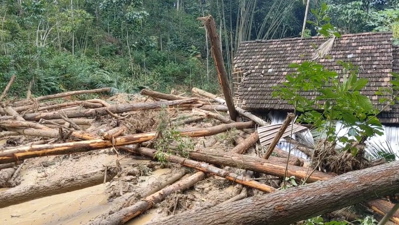 Bukit di Trenggalek Longsor Hantam Permukiman Warga
