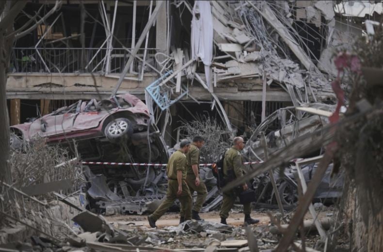 Foto-Foto Kehancuran Israel akibat Serangan Balasan Iran: Gedung Porak-Poranda, Mobil Bertumpukan 