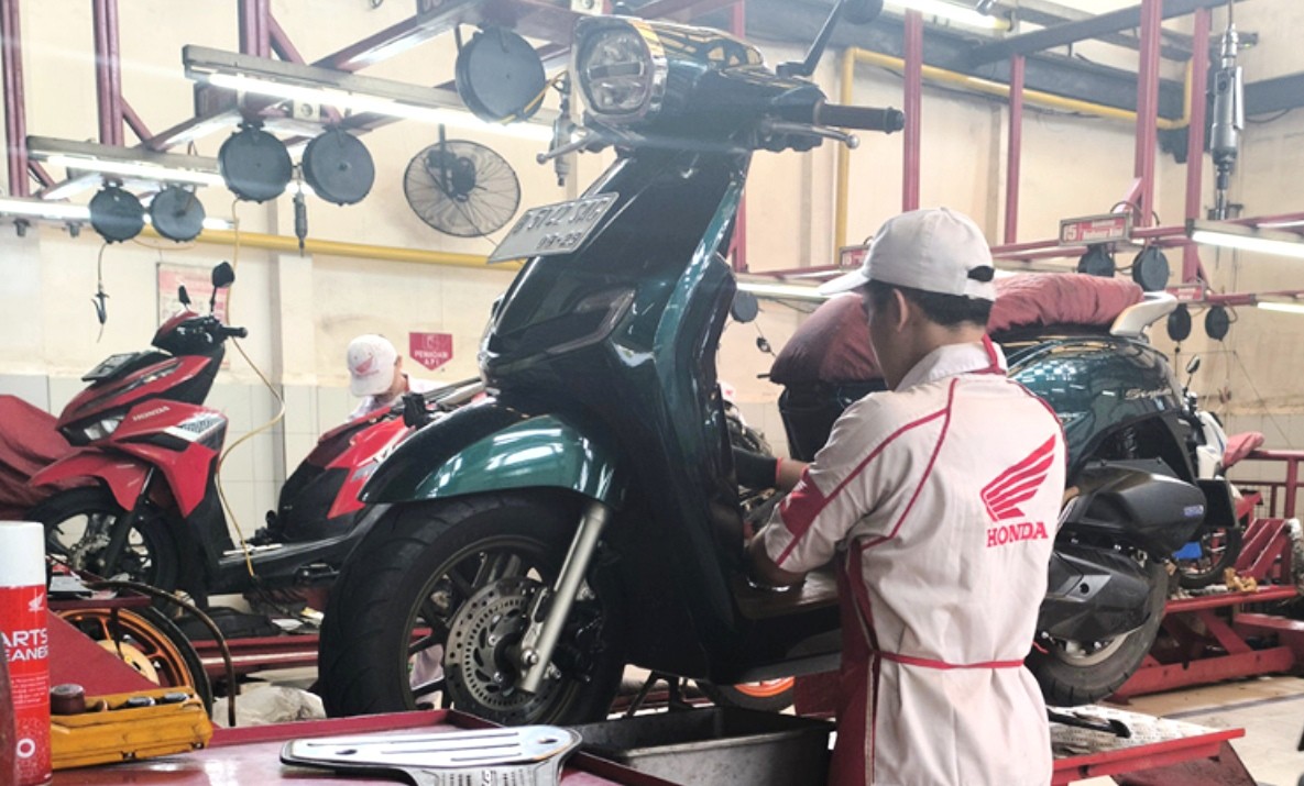  8 Fakta Oli Bikin Mesin Motor Awet, Jarak Berapa Harus Diganti?