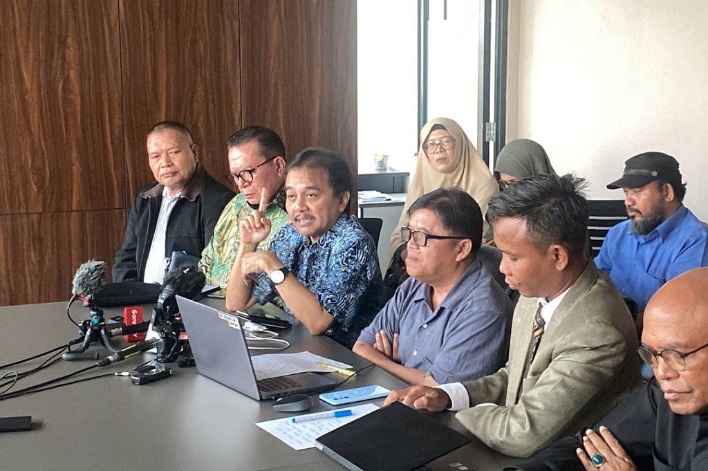 Koran yang Beritakan Jokowi Diterima Masuk UGM Disita Polisi, Roy Suryo: Jahat Sekali!